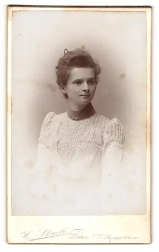 Fotografie H. Strube, Zittau i/S, Portrait junge Dame mit zusammengebundenem Haar