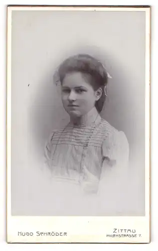 Fotografie Hugo Schröder, Zittau, Portrait Fräulein mit zusammengebundenem Haar