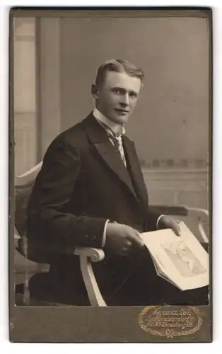 Fotografie Hermann Luh, Seifhennersdorf i/S, Portrait junger Herr in Anzug mit Hemd mit Stehkragen