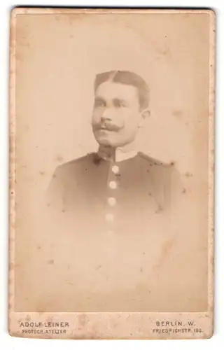 Fotografie Adolf Leiner, Berlin, Portrait Soldat in Uniform