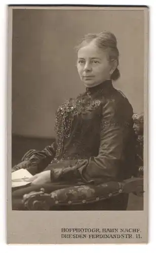 Fotografie Hahn Nachf., Dresden, Portrait betagte Dame mit zusammengebundenem Haar