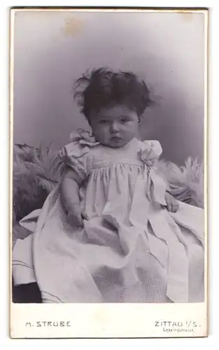 Fotografie H. Strube, Zittau i/S, Portrait Säugling mit struwweligem Haar