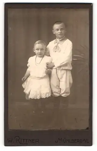Fotografie W. Rittner, Mühlberg a/E, Portrait zwei kleine Geschwister