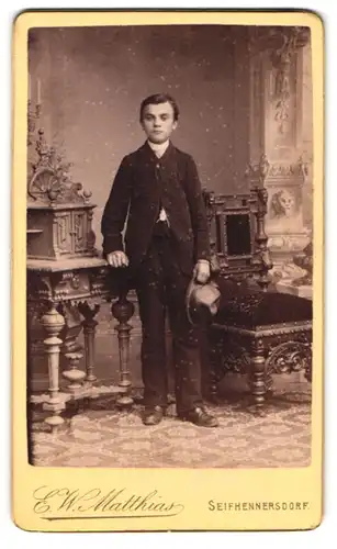 Fotografie E. W. Matthias, Seifhennersdorf, Portrait Bub in festlicher Garderobe