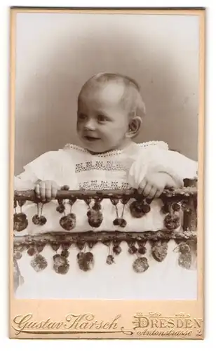 Fotografie Gustav Warsch, Dresden, Portrait lächelnder Säugling