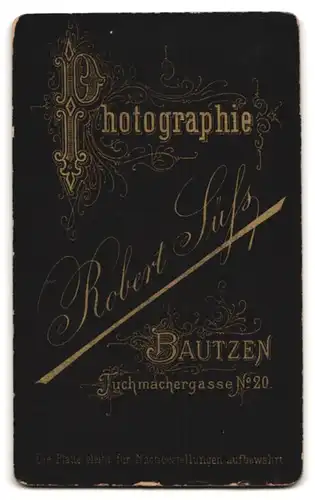 Fotografie Robert Süss, Bautzen, Portrait betagte Dame mit zusammengebundenem Haar