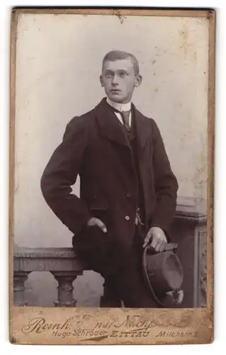 Fotografie Reinh. Ernst Nachf., Zittau, Portrait halbwüchsiger Knabe in Anzug mit Hut