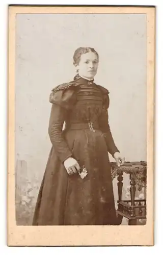 Fotografie unbekannter Fotograf und Ort, Portrait junge Frau in festlichem Kleid