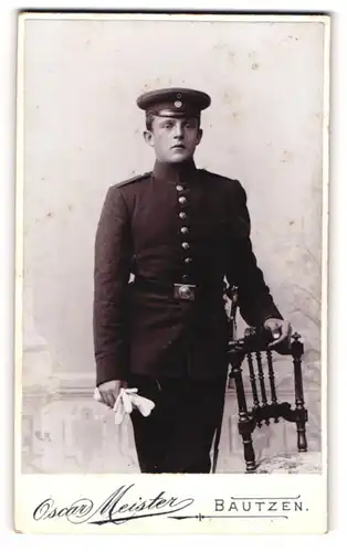 Fotografie Oscar Meister, Bautzen, Portrait Soldat in Uniform mit Schirmmütze