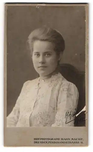 Fotografie Hahn Nachf., Dresden, Portrait Fräulein mit zusammengebundenem Haar