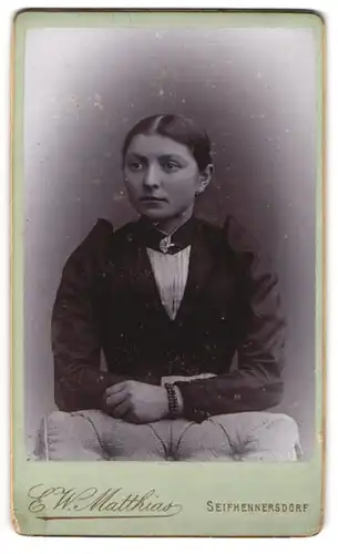 Fotografie E. W. Mathias, Seifhennersdorf, Portrait Fräulein in festlicher Kleidung