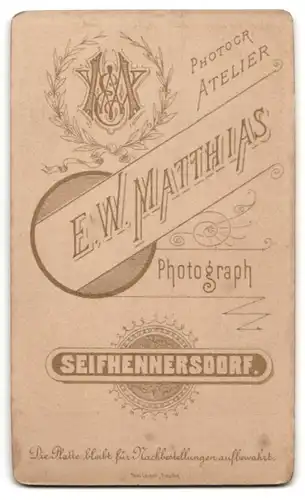 Fotografie E. W. Mathias, Seifhennersdorf, Portrait Fräulein in festlicher Kleidung