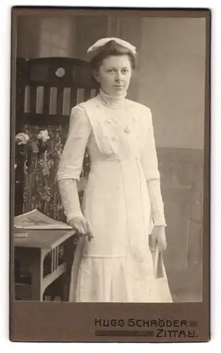 Fotografie Hugo Schröder, Zittau, Portrait Fräulein in weiss mit Haarschleife