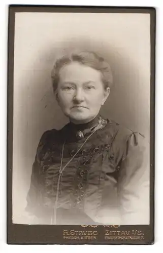 Fotografie H. Strube, Zittau i/S, Portrait betagte Dame mit zusammengebundenem Haar