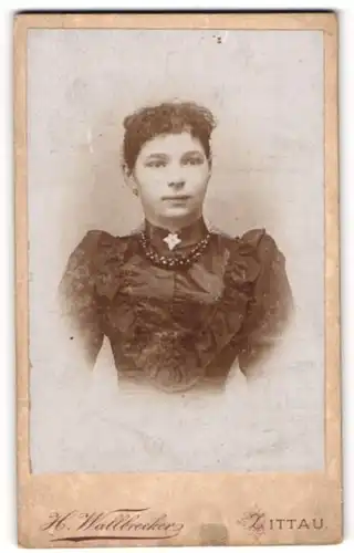 Fotografie H. Wallbrecker, Zittau, Portrait junge Frau mit zusammengebundenem Haar