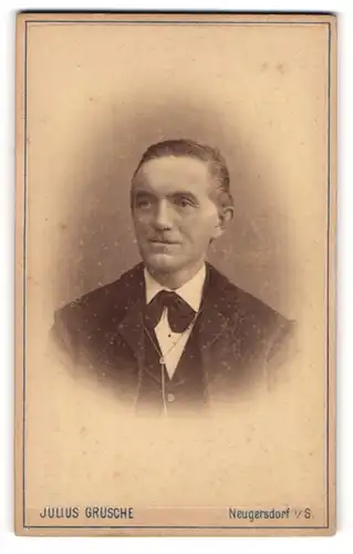 Fotografie Julius Grusche, Neugersdorf i/S, Portrait Herr in Anzug