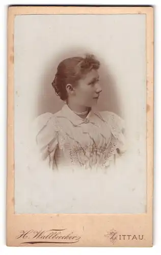 Fotografie H. Wallbrecker, Zittau, Profilportrait Fräulein mit zusammengebundenem Haar