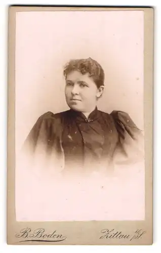 Fotografie B. Boden, Zittau i/S, Portrait junge Frau mit zusammengebundenem Haar