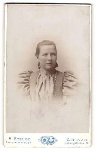 Fotografie H. Strube, Zittau i/S, Portrait Dame mit zusammengebundenem Haar