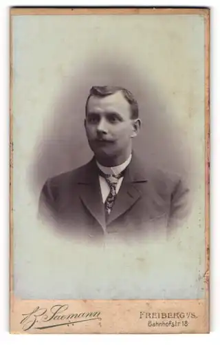 Fotografie B. Saemann, Freiberg i/S, Portrait Herr in Anzug mit Hemd mit Stehkragen