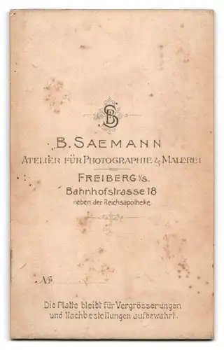 Fotografie B. Saemann, Freiberg i/S, Portrait Herr in Anzug mit Hemd mit Stehkragen