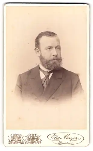 Fotografie Otto Mayer, Dresden, Portrait Herr mit Vollbart