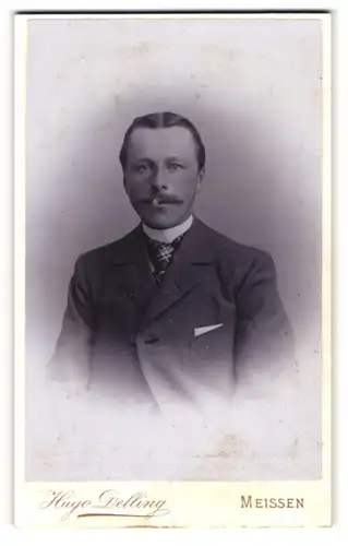 Fotografie Hugo Delling, Meissen, Portrait Herr in Anzug mit Krawatte