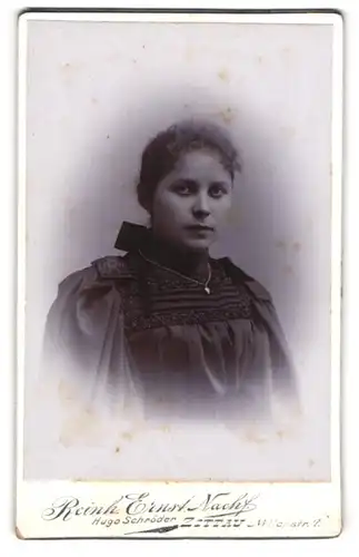 Fotografie Reinh. Ernst Nachf., Zittau, Portrait Fräulein mit zusammengebundenem Haar