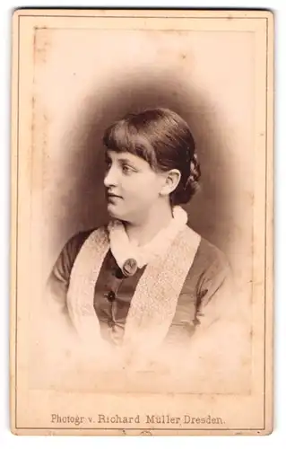 Fotografie Richard Müller, Dresden, Portrait junfe Dame mit geflochtenem Haar