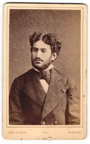 Fotografie Carl Aarazim, Dresden, Portrait junger Herr mit lockigem Haar und Bart