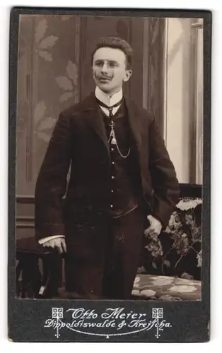 Fotografie Otto Meier, Dippoldiswalde, Portrait Herr mit imposantem Oberlippenbart und Zwicker