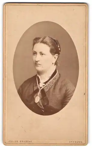 Fotografie Julius Grusche, Dresden, Portrait Dame mit zusammengebundenem Haar