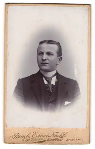 Fotografie Reinh. Ernst Nachf., Zittau, Portrait junger Herr mit zeitgenöss. Frisur in Anzug mit Krawatte