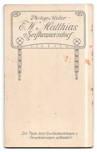 Fotografie E. W. Matthias, Seifhennersdorf, Dame mit langem Schleier und Blumenstrauss und Mann mit Mantel