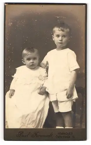 Fotografie Paul Frommelt, Hannover, Junge in weissen kurzen Hosen posiert neben seinem Geschwisterchen