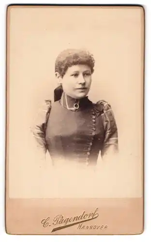 Fotografie C. Pagendorf, Hannover, Dame trägt Kleid mit Puffärmeln und hochgeschlossenem Kragen
