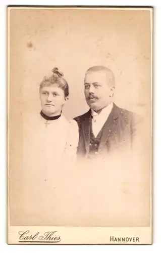 Fotografie Carl Thies, Hannover, Dame mit Kreuzkette und Mann mit kurzen Haaren und Schnurrbart