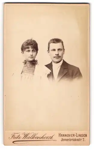 Fotografie Fritz Walkenhorst, Hannover-Linden, Junge Dame mit gelockten dunklen Haaren und Mann mit Schnauzbart