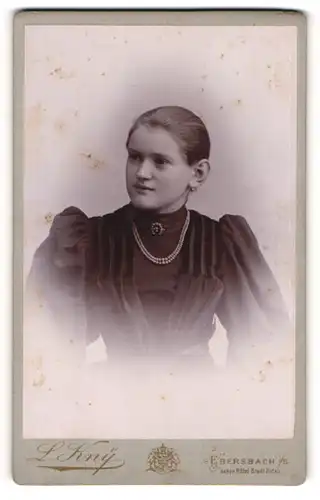 Fotografie L. Kny, Ebersbach i/S, Portrait Fräulein in festlicher Kleidung