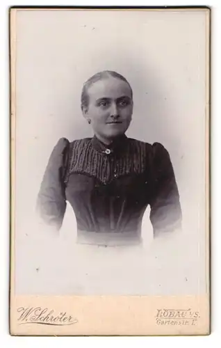 Fotografie W. Schröter, Löbau i/S, Portrait junge Frau mit zusammengebundenem Haar