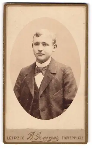 Fotografie B. Goerges, Leipzig, Portrait halbwüchsiger Knabe in Anzug mit Fliege