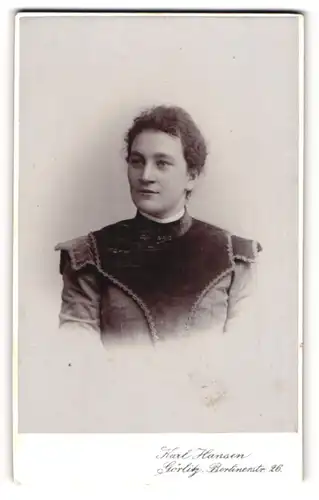 Fotografie Karl Hansen, Görlitz, Portrait Dame mit zusammengebundenem Haar