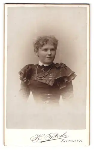 Fotografie H. Strube, Zittau i/S, Portrait junge Dame in zeitgenöss. Kleidung