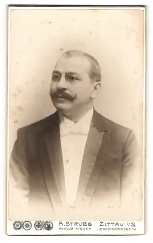 Fotografie H. Strube, Zittau i/S, Portrait Herr mit Oberlippenbart und Zwicker in Abendgarderobe