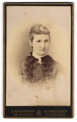 Fotografie L. Kauffmann, Bad Kreuznach, Portrait Dame mit zusammengebundenem Haar