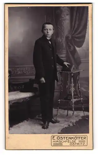Fotografie E. Ostenkötter, Hirschfelde, Portrait Knabe in festlichem Anzug