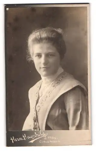 Fotografie Herm. Hauschild, Zittau, Portrait junge Dame mit zusammengebundenem Haar