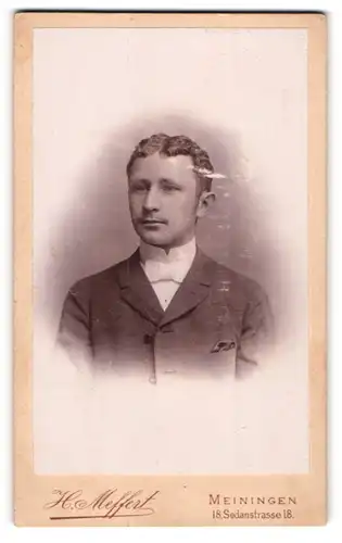 Fotografie H. Meffert, Meiningen, Portrait junger Herr in Anzug mit Hemd mit Stehkragen