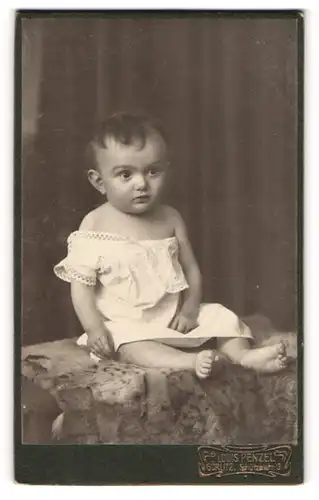 Fotografie Louis Penzel, Görlitz, Portrait Säugling in Leibchen