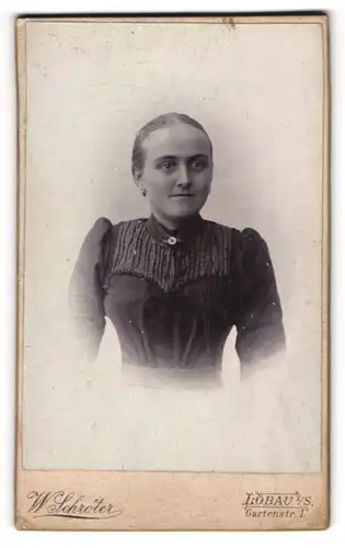 Fotografie W. Schröter, Löbau i/S, Portrait junge Frau mit zusammengebundenem Haar